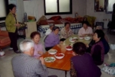 창원시 가음정새마을에서 경로당 노인분들에게 식사대접을 하였다