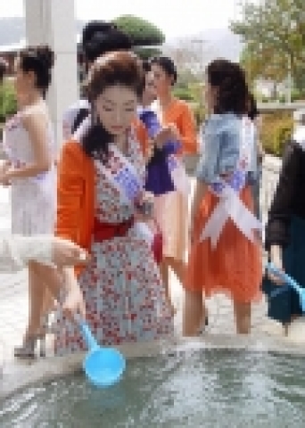 ‘미스 전남ㆍ광주선발대회’ 지역예선 후보 26명이 4월 13일(목) 오전 10시 보해양조(대표이사 임건우) 장성공장을 방문, 지하 253m에서 솟아나는 천연암반수를 맛보고 있다. 
