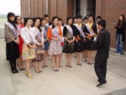 ‘미스 전남ㆍ광주선발대회’ 지역예선 후보 26명이 4월 13일(목) 오전 10시 보해양조(대표이사 임건우) 장성공장을 방문, 매실숙성탱크 앞에서 5년 숙성 ‘매취순’ 제조과정에 관