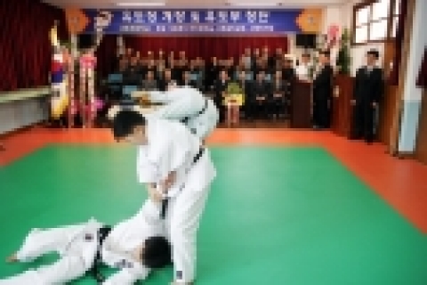 강원랜드 사회봉사단 중 ‘유도사랑’ 봉사팀(팀리더: 유송근 안전관리실장)은 14일 오전 11시 사북초등학교 유도부 창단식에 참석해 유도 시범 및 지도를 하고 연습용 매트를 전달했다.