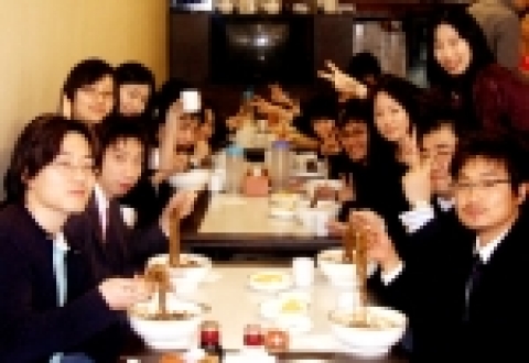 블랙데이에 자장면을 먹고 있는 애드플러스 직원들