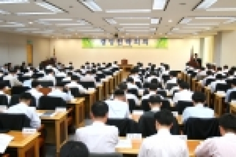 광주은행(은행장 정태석)이 2006년 경영목표와 전략방향을 점검하고 新성장을 위한 경영진과 부점장간 일체감을 조성하기 위해「2006년 2/4분기 경영전략회의」를 개최했다.