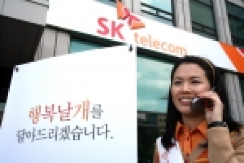 SK텔레콤의 전국 2,400여 개 지점과 대리점 간판이 18일부터 ‘행복날개’ 디자인으로 본격 교체된다.