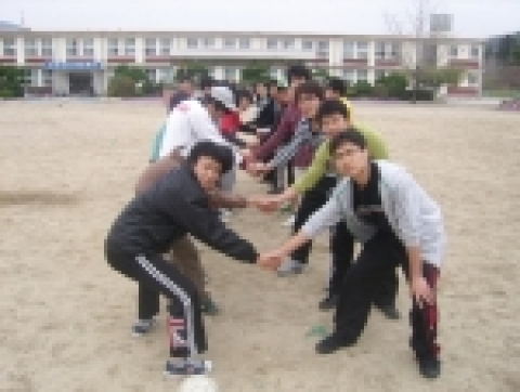 선의의(축구)경쟁을 다집하는 장면
