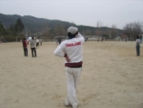 소외사랑동아리회원들과 축구를 하는장면