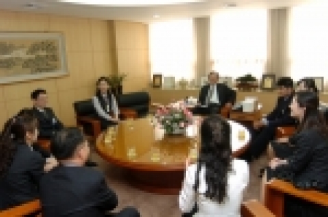 부산은행 이장호 은행장은 열린경영, 직원만족경영을 실천하기 위해 직원들에게 은행장실을 개방하는 행사를 4월 17일 실시했다.
