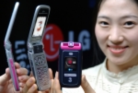 LG전자는 유럽을 비롯한 전세계 3세대(3G) 시장을 대상으로 블루투스를 이용, 무선으로 스테레오 사운드를 즐길 수 있는 ‘블루투스 스테레오 WCDMA폰(모델명:LG-U890)’을
