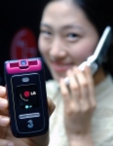LG전자는 유럽을 비롯한 전세계 3세대(3G) 시장을 대상으로 블루투스를 이용, 무선으로 스테레오 사운드를 즐길 수 있는 ‘블루투스 스테레오 WCDMA폰(모델명:LG-U890)’을