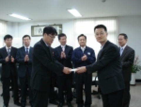 경인지방노동청 직장협의회장이 전직원을 대상으로 모금한 성금을 전달하고 있다.