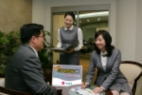 경남은행은 일부는 확정금리 정기예금에 나머지는 지수연동 정기예금에 가입하는 상품인 ‘제4차 주가지수 복합정기예금’ 을 19일부터 내달 4일까지 총 800억원 한도로 판매한다.
