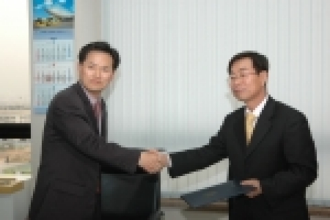 정보통신부 중앙전파관리소(소장 황철증)와 건설교통부 항공안전본부(본부장 정상호)는 4월 18일 오후 3시 항공안전본부에서 전파장애에 따른 항공기 사고방지 협력체계 구축을 위한 협정