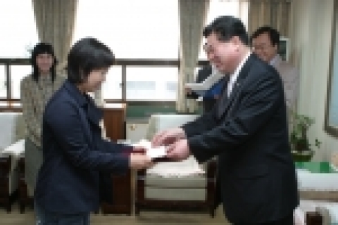 전북대학교 캐치프레이즈 공모전 시상식이 4월 18일(화) 오전 11시 4층 총장실에서 두재균 총장, 최영준 홍보부장 및 수상자들이 참석한 가운데 열렸습니다.