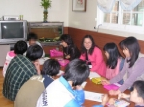 임상미술치료사들이 청소년들에게 면담을 통한 미술치료를 실시하고 있다.