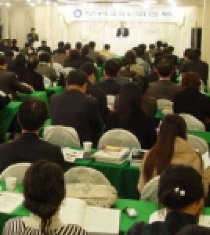 충청권 최대 농식품포럼으로 자리 잡은 '농사랑식품포럼' (사진은 지난 2월에 대전 유성에서 200여 명이 참석한 가운데 개최됐던 5차 식품포럼 광경)