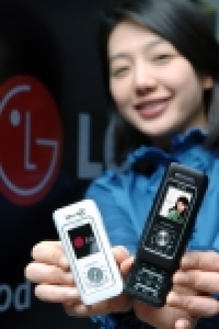 LG전자가 한 손에 쏙 들어가는 컴팩트한 사이즈에 다양한 멀티미디어 기능을 탑재한『미니 슬라이드 패션폰(모델명: LG-SC300) 』을 출시했다.