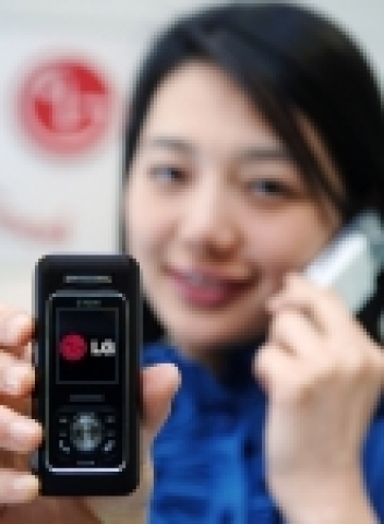 LG전자가 한 손에 쏙 들어가는 컴팩트한 사이즈에 다양한 멀티미디어 기능을 탑재한『미니 슬라이드 패션폰(모델명: LG-SC300) 』을 출시했다.