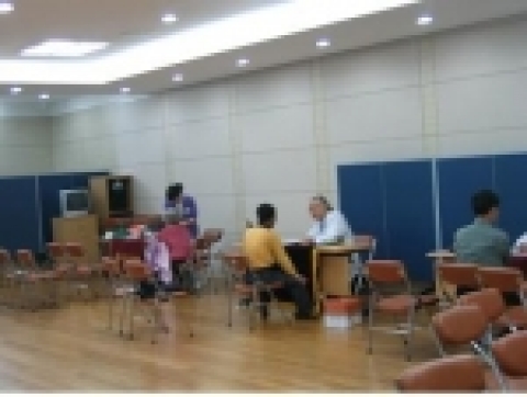 효성병원에서 우암동 주민 편의를 위해 출장 검진을 하였다