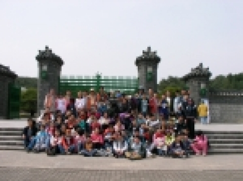 청암학생과 함께 전시관을 관람