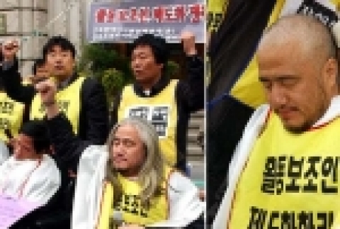 장애인 활동보조인 제도화를 주장하는 장애인 당사자들의 삭발 단식에 함께 한 희망사회당 신석준 대표, 그리고 삭발 이후 결의에 찬 표정으로 눈을 감은 박경석 장애인차별철폐연대 집행위