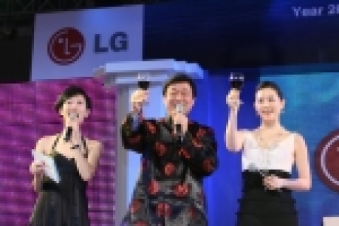 19일 중국 북경에서 열린 LG전자 06년 신제품 발표회에서 LG전자 중국지역총괄 우남균 사장(사진 가운데)이 아시아 지역 광고모델인 이영애씨(사진 맨 오른쪽)와 함께 축하의 건배