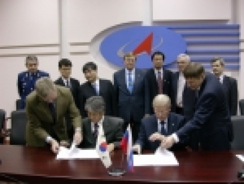 사진 왼쪽이 한국항공우주연구원(원장 백홍열), 오른쪽이 러시아 연방우주청(청장 페르미노프, 아나톨리 니콜라예비치)