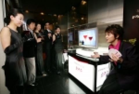 삼성전자는 19일 서울 청담동의 한 와인바에서 명품 LCD TV '보르도'의 디자인 모티브가 된 와인과 연계한 독특한 행사를 개최했다. 마술사 최현우씨가 이날 행