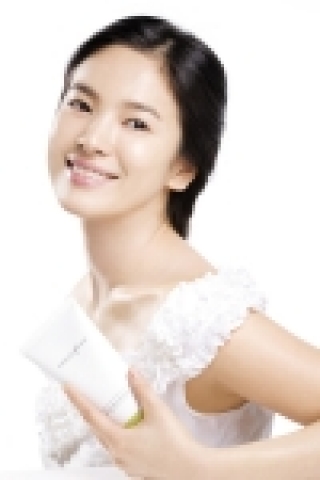 배우 송혜교가 태평양 자연주의 브랜드 이니스프리와 1년 전속 모델 계약을 맺었다.