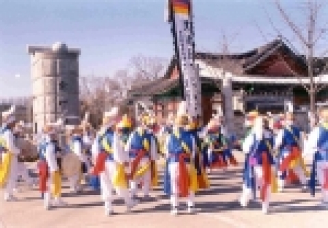 중요무형문화재 제11-라호 강릉농악(오죽헌에서 실연 모습) 