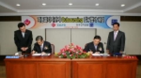 경남은행 정경득 은행장(오른쪽)과 한국전자금융㈜ 박종인 대표이사가 업무 협약을 체결하고 기념 촬영하고 있다.