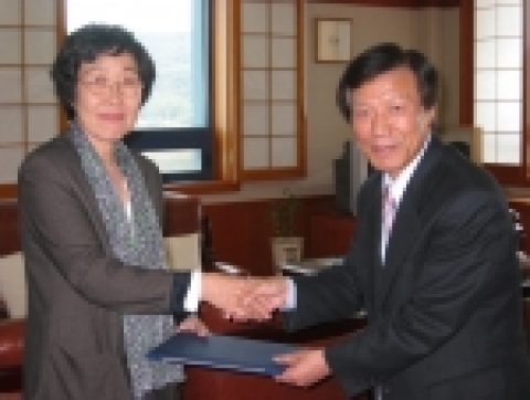 국립경주박물관이 남궁 원 교수로부터 월간 영문판 National Geographic을 수증받고, 자료기증식을 가졌다