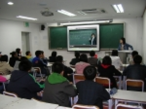 KT캠퍼스가 제공하는 첨단 시스템을 젼면 교체한 고려e스쿨 강릉 영탑학원 강의실 내부 수업 전경