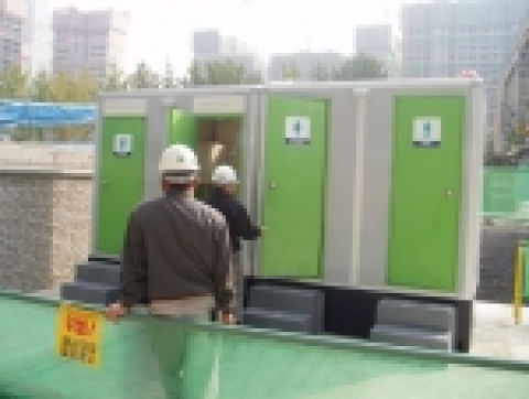 건설현장에 설치되어있는 무림교역 이동식 화장실2