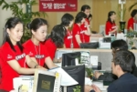 하나은행 영업 1부 직원들이 붉은악마 티셔츠를 입고 고객을 맞이하는 모습임
