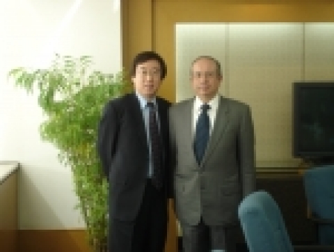 이 용 테다개발구 주임과 윤동승 ㈜인프라넷 부회장이 테다개발구 귀빈 접견실에서 한중 IT 기술 이전 사업에 논의한 후 같이 있는 모습