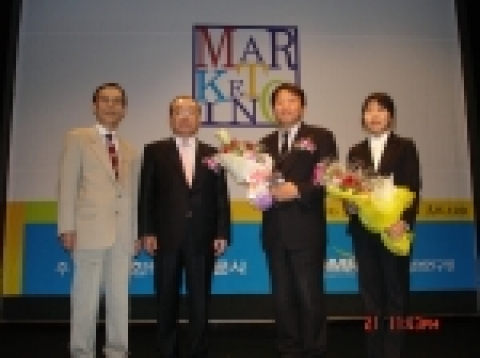 보해양조(대표이사 임건우)가 4월 21일 한국경제가 주최하고 열린경영연구원이 주관하는‘한경 마케팅대상' 사회공헌부문 대상을 수상했다. 왼쪽부터 보해덕천장학회 김도식 국장,