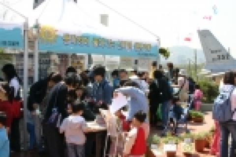 2005년 과학의 날 전시회 21세기생명과학문화재단 부스 모습 1