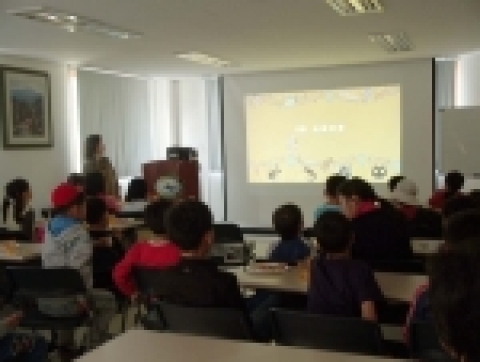 영화 상영 및 그와 관련된 숲 이야기를 들려주는 장면...