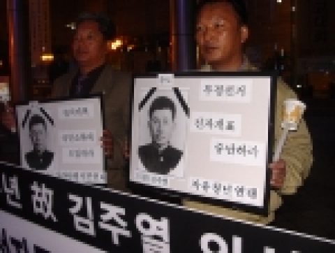 2006. 4. 19 오후 7시 광화문 동화면세점앞에서 자유청년연대, 나라사랑시민연대 회원들이 4.19 혁명 46주년을 맞아 고 김주열군 추모와 정치개혁을 촉구하는 촛불행사를 갖고