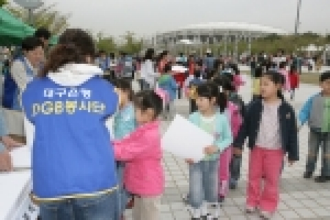 대구은행은 22일(토) 5월 ‘가정의 달’을 앞두고 대구, 구미, 포항에서 13,000여 명이 참가한 가운데 어린이 사생대회를 성황리에 개최했다.
