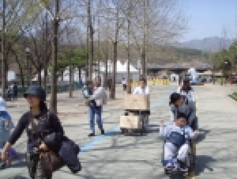 사회봉사명령대상자들이 장애인들의 서울대공원 나들이에  도우미 역할에 나섰다.
