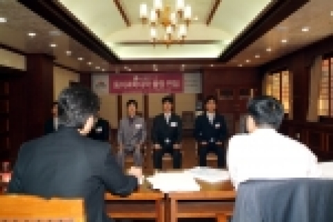 LG필립스LCD(대표이사 구본준)에서는 24일 동의과학대학(학장 이충엽) 석당홀 세미나실에서 이 대학 1차 서류전형 합격자를 대상으로 출장면접을 가졌다.
