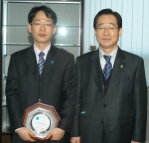 관세청(청장 성윤갑)은 관세행정 정책품질의 향상을 위하여 ISO 9001 품질경영체계를 도입하고, 정부 최초로 관세청이 ISO 9001 품질경영인증을 취득하는 데 기여한 관세청 혁
