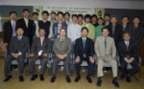 경상대학교와 한국항공우주산업(주)은 4월 24일 오후 공과대학 멀티미디어실에서 양 기관 관계자 12명이 참석한 가운데 제1기 맞춤형 교육과정(KAI트랙)장학생 10명에 대한 장학증
