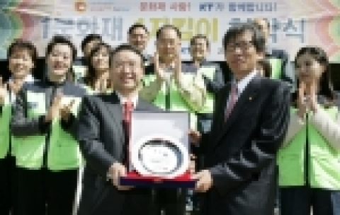 KT가 독도와 덕수궁의 지킴이로 나선다. 남중수 KT사장(사진 왼쪽)과 유홍준 문화재청장은 25일 오전 덕수궁 정헌관에서 독도와 덕수궁에 대한 ‘1문화재 1지킴이‘ 협약식을 체결하