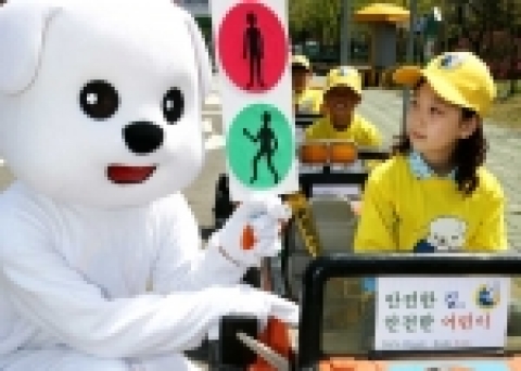 르노삼성자동차가 25일 서초구 어린이 교통안전 교육장에서 개최한 어린이 교통안전 교육 프로그램인 <안전한 길, 안전한 어린이> 국내대회에 참석한 어린이가