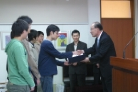 허성관 광주과기원장이 25일 광주과학고를 방문 이 학교 2학년에 재학중인 강한길군외 5명에게 장학증서를 전달하고 있다.