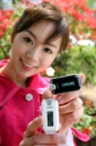 삼성전자의 초경량 패션 MP3플레이어(모델명:YP-F2)