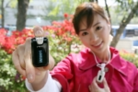 삼성전자의 초경량 패션 MP3플레이어(모델명:YP-F2)