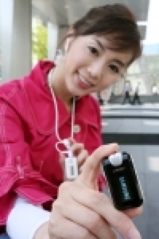 삼성전자의 초경량 패션 MP3플레이어(모델명:YP-F2)