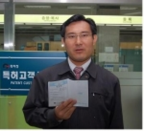 특허청 등록서비스팀 조종호 사무관이 휴대하기 편한 여권형 특허증을 보여주고 있다. 